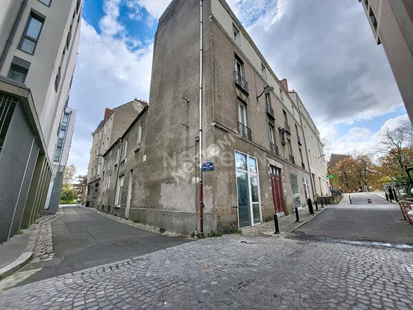 Nantes Centre Ville : Proche du Château des Ducs de Bretagne, appartement de 115 m² à réaménager à votre goût ! Aux pieds de busway. Beau potentiel !