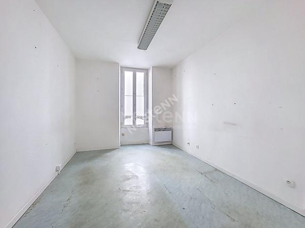 Nantes Centre Ville : Proche du Château des Ducs de Bretagne, appartement de 115 m² à réaménager à votre goût ! Aux pieds de busway. Beau potentiel !