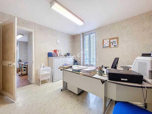 Nantes Centre Ville : Proche du Château des Ducs de Bretagne, appartement de 115 m² à réaménager à votre goût ! Aux pieds de busway. Beau potentiel !