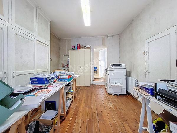 Nantes Centre Ville : Proche du Château des Ducs de Bretagne, appartement de 115 m² à réaménager à votre goût ! Aux pieds de busway. Beau potentiel !