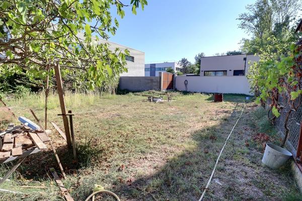 A VENDRE ENTRAIGUES SUR LA SORGUE Terrain constructible