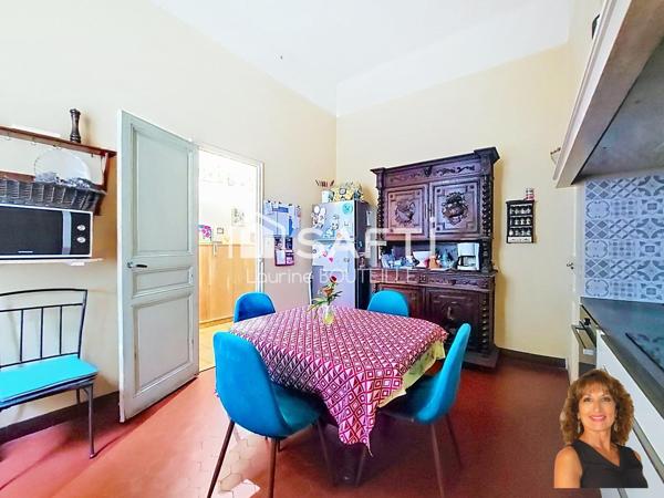 Maison de ville avec extérieur, stationnement et dépendance indépendante en plein centre ville!