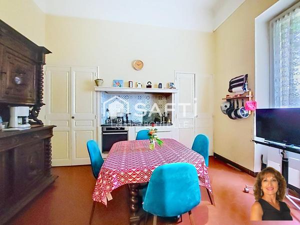 Maison de ville avec extérieur, stationnement et dépendance indépendante en plein centre ville!