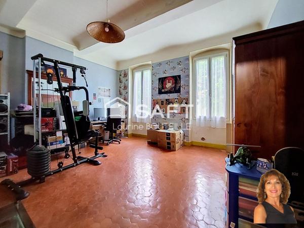 Maison de ville avec extérieur, stationnement et dépendance indépendante en plein centre ville!
