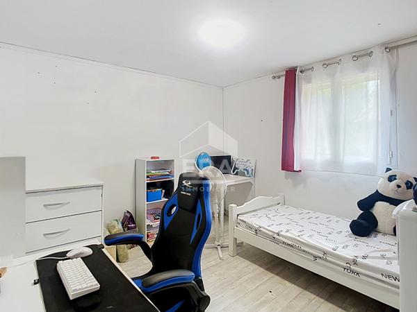 Bâtisse de 2 logements + parcelle de terrain constructible