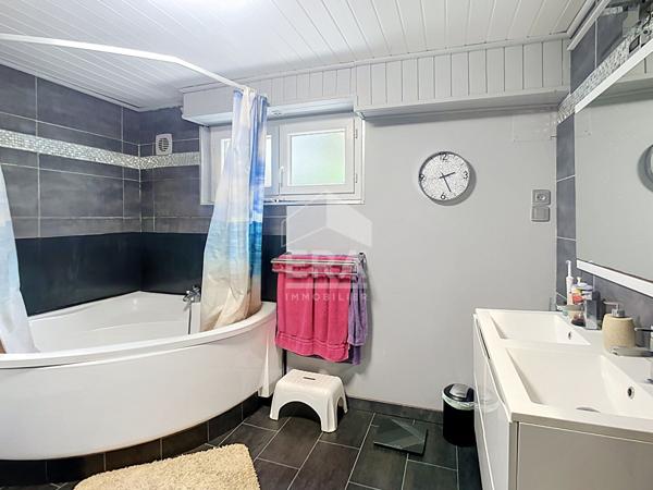 Bâtisse de 2 logements + parcelle de terrain constructible