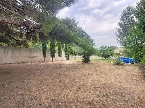 Bâtisse de 2 logements + parcelle de terrain constructible