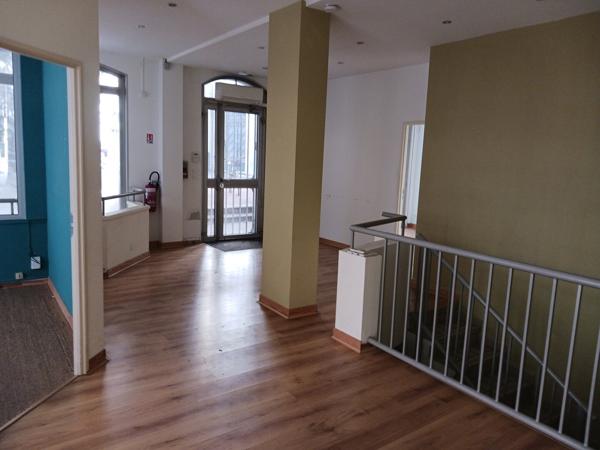 Avignon intra muros local 135 m² en duplex avec 4 vitrines