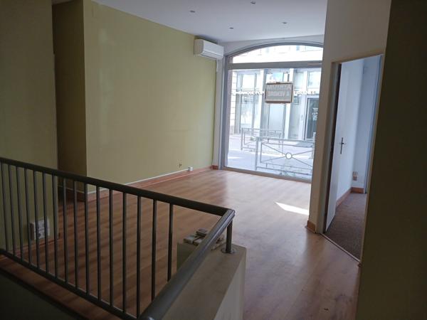 Avignon intra muros local 135 m² en duplex avec 4 vitrines