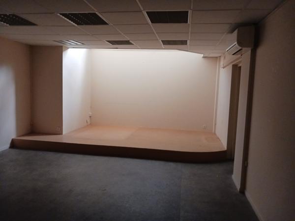 Avignon intra muros local 135 m² en duplex avec 4 vitrines