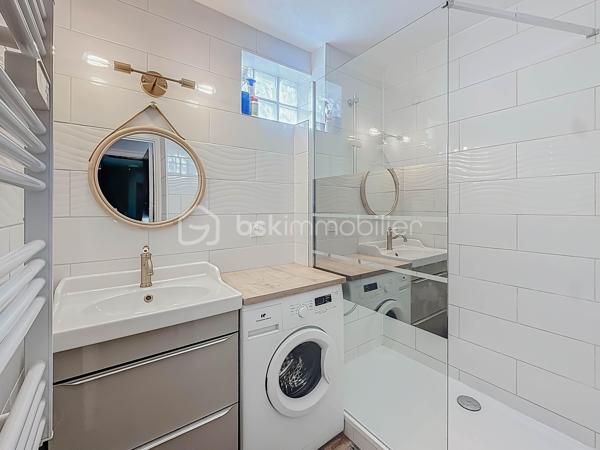 *** APPARTEMENT DE 33 M² AVEC COIN CUISINE, LOGGIA ET PLACE DE PARKING – CARNON ***

Dans une petite copropriété, venez découvrir, en rez-de-chaussée surélevé, cet appartement entièrement rénové de 33 m² avec loggia.

Il se compose d’une entrée, d’une pièce de vie lumineuse avec cuisine ouverte, d’un espace nuit de 5 m² avec placard, d’une salle d’eau, d’un WC indépendant et d’une loggia offrant un espace de vie supplémentaire.

L’appartement est vendu entièrement meublé, prêt à être habité ou loué.

Une place de parking privative et sécurisée avec portail éléctrique est vendue avec ce bien.

Idéalement situé à quelques pas de la plage, des commerces, des transports et des écoles.

Un accès privilégié depuis le parking souterrain vous mènera à la plage en moins de deux minutes. 

Une vidéo de l’appartement est disponible sur demande.