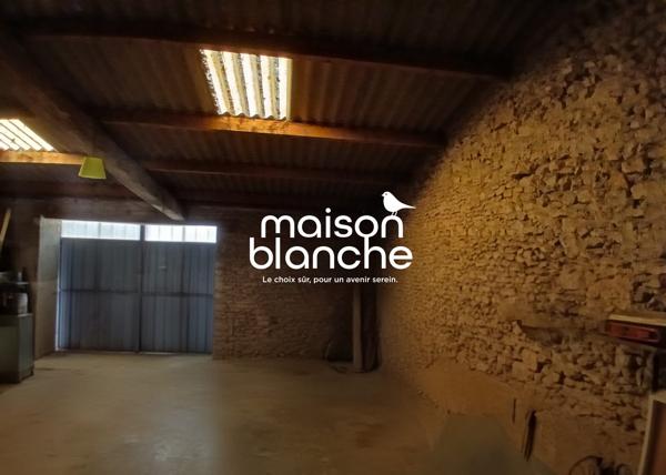 Maison de bourg avec terrain clos et dépendances