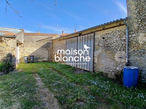 Maison de bourg avec terrain clos et dépendances