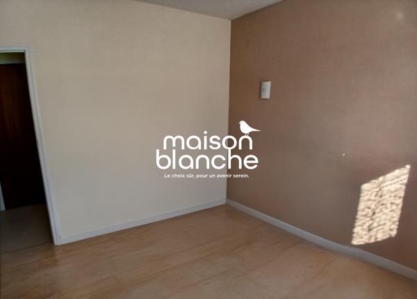 Maison de bourg avec terrain clos et dépendances