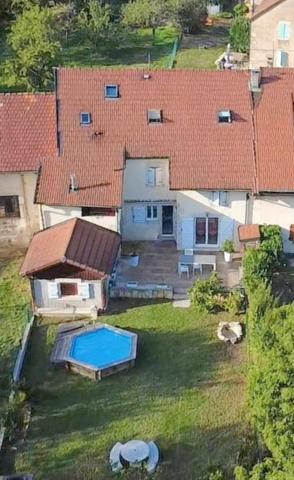 Maison en pierre 183 m² + duplex indépendant 46 m² – Valserhône MAISON EN PIERRE DE CARACTÈRE + APPARTEMENT INDÉPENDANT + PISCINE – VALSERHÔNE / ARDON