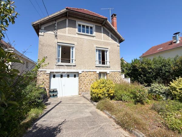 Maison INDIVIDUELLE sous bassement meulière de + de 100 m2 comprenant : entrée, séjour, cuisine équipée, 2 chambres (ou possibilité d'agrandir séjour), salle de bains, wc séparé.
Étage : pièce palière desservant 2 chambres avec rangements.
Sous sol total comprenant : pièce offrant plusieurs possibilités (coin nuit, salle de jeux, bureau, ...) buanderie, garage, atelier.
Possibilité de stationner plusieurs voitures à l’intérieur, le tout sécurisé par 2 portails.
Beau terrain clos de près de 500 m2.
Chauffage gaz de ville.
Portes et fenêtres PVC, volets roulants.
PRÉVOIR BUDGET TRAVAUX.

Une maison à potentiel, proche de tout !