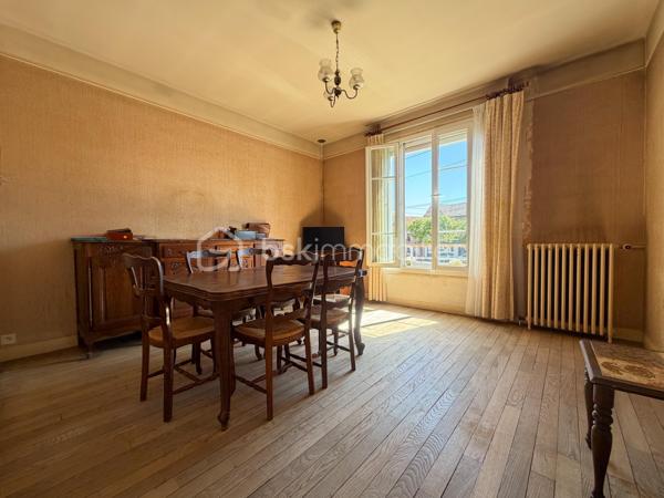 Maison INDIVIDUELLE sous bassement meulière de + de 100 m2 comprenant : entrée, séjour, cuisine équipée, 2 chambres (ou possibilité d'agrandir séjour), salle de bains, wc séparé.
Étage : pièce palière desservant 2 chambres avec rangements.
Sous sol total comprenant : pièce offrant plusieurs possibilités (coin nuit, salle de jeux, bureau, ...) buanderie, garage, atelier.
Possibilité de stationner plusieurs voitures à l’intérieur, le tout sécurisé par 2 portails.
Beau terrain clos de près de 500 m2.
Chauffage gaz de ville.
Portes et fenêtres PVC, volets roulants.
PRÉVOIR BUDGET TRAVAUX.

Une maison à potentiel, proche de tout !