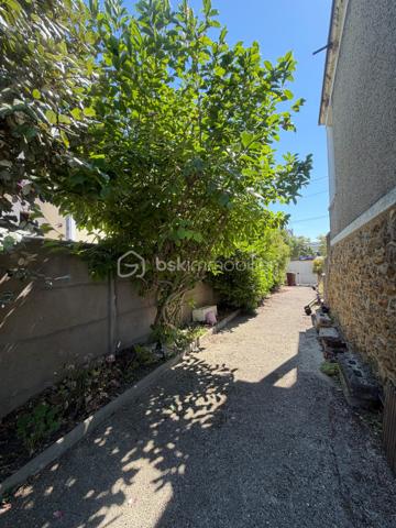 Maison INDIVIDUELLE sous bassement meulière de + de 100 m2 comprenant : entrée, séjour, cuisine équipée, 2 chambres (ou possibilité d'agrandir séjour), salle de bains, wc séparé.
Étage : pièce palière desservant 2 chambres avec rangements.
Sous sol total comprenant : pièce offrant plusieurs possibilités (coin nuit, salle de jeux, bureau, ...) buanderie, garage, atelier.
Possibilité de stationner plusieurs voitures à l’intérieur, le tout sécurisé par 2 portails.
Beau terrain clos de près de 500 m2.
Chauffage gaz de ville.
Portes et fenêtres PVC, volets roulants.
PRÉVOIR BUDGET TRAVAUX.

Une maison à potentiel, proche de tout !
