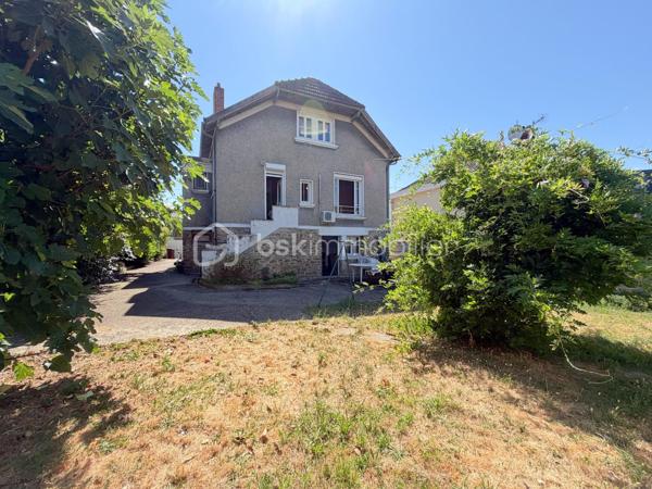 Maison INDIVIDUELLE sous bassement meulière de + de 100 m2 comprenant : entrée, séjour, cuisine équipée, 2 chambres (ou possibilité d'agrandir séjour), salle de bains, wc séparé.
Étage : pièce palière desservant 2 chambres avec rangements.
Sous sol total comprenant : pièce offrant plusieurs possibilités (coin nuit, salle de jeux, bureau, ...) buanderie, garage, atelier.
Possibilité de stationner plusieurs voitures à l’intérieur, le tout sécurisé par 2 portails.
Beau terrain clos de près de 500 m2.
Chauffage gaz de ville.
Portes et fenêtres PVC, volets roulants.
PRÉVOIR BUDGET TRAVAUX.

Une maison à potentiel, proche de tout !
