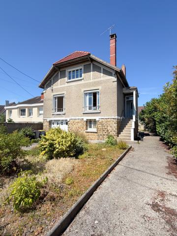 Maison INDIVIDUELLE sous bassement meulière de + de 100 m2 comprenant : entrée, séjour, cuisine équipée, 2 chambres (ou possibilité d'agrandir séjour), salle de bains, wc séparé.
Étage : pièce palière desservant 2 chambres avec rangements.
Sous sol total comprenant : pièce offrant plusieurs possibilités (coin nuit, salle de jeux, bureau, ...) buanderie, garage, atelier.
Possibilité de stationner plusieurs voitures à l’intérieur, le tout sécurisé par 2 portails.
Beau terrain clos de près de 500 m2.
Chauffage gaz de ville.
Portes et fenêtres PVC, volets roulants.
PRÉVOIR BUDGET TRAVAUX.

Une maison à potentiel, proche de tout !