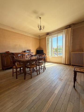 Maison INDIVIDUELLE sous bassement meulière de + de 100 m2 comprenant : entrée, séjour, cuisine équipée, 2 chambres (ou possibilité d'agrandir séjour), salle de bains, wc séparé.
Étage : pièce palière desservant 2 chambres avec rangements.
Sous sol total comprenant : pièce offrant plusieurs possibilités (coin nuit, salle de jeux, bureau, ...) buanderie, garage, atelier.
Possibilité de stationner plusieurs voitures à l’intérieur, le tout sécurisé par 2 portails.
Beau terrain clos de près de 500 m2.
Chauffage gaz de ville.
Portes et fenêtres PVC, volets roulants.
PRÉVOIR BUDGET TRAVAUX.

Une maison à potentiel, proche de tout !