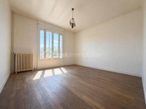 Maison INDIVIDUELLE sous bassement meulière de + de 100 m2 comprenant : entrée, séjour, cuisine équipée, 2 chambres (ou possibilité d'agrandir séjour), salle de bains, wc séparé.
Étage : pièce palière desservant 2 chambres avec rangements.
Sous sol total comprenant : pièce offrant plusieurs possibilités (coin nuit, salle de jeux, bureau, ...) buanderie, garage, atelier.
Possibilité de stationner plusieurs voitures à l’intérieur, le tout sécurisé par 2 portails.
Beau terrain clos de près de 500 m2.
Chauffage gaz de ville.
Portes et fenêtres PVC, volets roulants.
PRÉVOIR BUDGET TRAVAUX.

Une maison à potentiel, proche de tout !