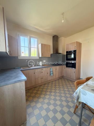 Maison INDIVIDUELLE sous bassement meulière de + de 100 m2 comprenant : entrée, séjour, cuisine équipée, 2 chambres (ou possibilité d'agrandir séjour), salle de bains, wc séparé.
Étage : pièce palière desservant 2 chambres avec rangements.
Sous sol total comprenant : pièce offrant plusieurs possibilités (coin nuit, salle de jeux, bureau, ...) buanderie, garage, atelier.
Possibilité de stationner plusieurs voitures à l’intérieur, le tout sécurisé par 2 portails.
Beau terrain clos de près de 500 m2.
Chauffage gaz de ville.
Portes et fenêtres PVC, volets roulants.
PRÉVOIR BUDGET TRAVAUX.

Une maison à potentiel, proche de tout !