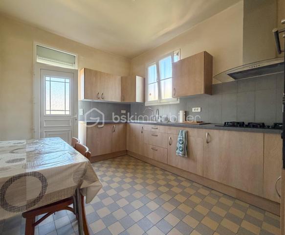Maison INDIVIDUELLE sous bassement meulière de + de 100 m2 comprenant : entrée, séjour, cuisine équipée, 2 chambres (ou possibilité d'agrandir séjour), salle de bains, wc séparé.
Étage : pièce palière desservant 2 chambres avec rangements.
Sous sol total comprenant : pièce offrant plusieurs possibilités (coin nuit, salle de jeux, bureau, ...) buanderie, garage, atelier.
Possibilité de stationner plusieurs voitures à l’intérieur, le tout sécurisé par 2 portails.
Beau terrain clos de près de 500 m2.
Chauffage gaz de ville.
Portes et fenêtres PVC, volets roulants.
PRÉVOIR BUDGET TRAVAUX.

Une maison à potentiel, proche de tout !