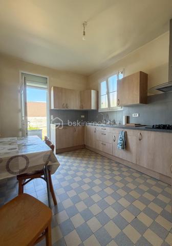 Maison INDIVIDUELLE sous bassement meulière de + de 100 m2 comprenant : entrée, séjour, cuisine équipée, 2 chambres (ou possibilité d'agrandir séjour), salle de bains, wc séparé.
Étage : pièce palière desservant 2 chambres avec rangements.
Sous sol total comprenant : pièce offrant plusieurs possibilités (coin nuit, salle de jeux, bureau, ...) buanderie, garage, atelier.
Possibilité de stationner plusieurs voitures à l’intérieur, le tout sécurisé par 2 portails.
Beau terrain clos de près de 500 m2.
Chauffage gaz de ville.
Portes et fenêtres PVC, volets roulants.
PRÉVOIR BUDGET TRAVAUX.

Une maison à potentiel, proche de tout !