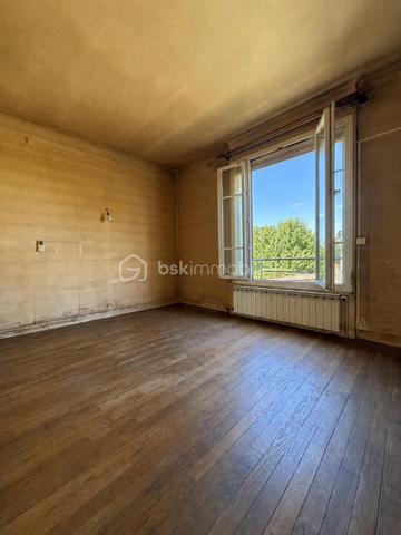 Maison INDIVIDUELLE sous bassement meulière de + de 100 m2 comprenant : entrée, séjour, cuisine équipée, 2 chambres (ou possibilité d'agrandir séjour), salle de bains, wc séparé.
Étage : pièce palière desservant 2 chambres avec rangements.
Sous sol total comprenant : pièce offrant plusieurs possibilités (coin nuit, salle de jeux, bureau, ...) buanderie, garage, atelier.
Possibilité de stationner plusieurs voitures à l’intérieur, le tout sécurisé par 2 portails.
Beau terrain clos de près de 500 m2.
Chauffage gaz de ville.
Portes et fenêtres PVC, volets roulants.
PRÉVOIR BUDGET TRAVAUX.

Une maison à potentiel, proche de tout !