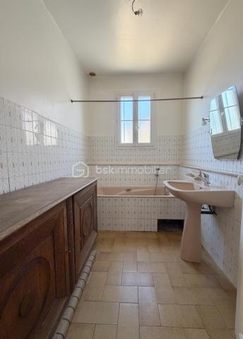 Maison INDIVIDUELLE sous bassement meulière de + de 100 m2 comprenant : entrée, séjour, cuisine équipée, 2 chambres (ou possibilité d'agrandir séjour), salle de bains, wc séparé.
Étage : pièce palière desservant 2 chambres avec rangements.
Sous sol total comprenant : pièce offrant plusieurs possibilités (coin nuit, salle de jeux, bureau, ...) buanderie, garage, atelier.
Possibilité de stationner plusieurs voitures à l’intérieur, le tout sécurisé par 2 portails.
Beau terrain clos de près de 500 m2.
Chauffage gaz de ville.
Portes et fenêtres PVC, volets roulants.
PRÉVOIR BUDGET TRAVAUX.

Une maison à potentiel, proche de tout !