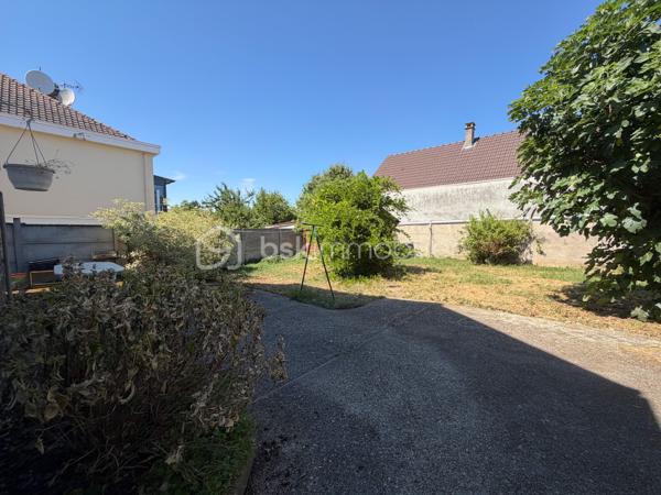 Maison INDIVIDUELLE sous bassement meulière de + de 100 m2 comprenant : entrée, séjour, cuisine équipée, 2 chambres (ou possibilité d'agrandir séjour), salle de bains, wc séparé.
Étage : pièce palière desservant 2 chambres avec rangements.
Sous sol total comprenant : pièce offrant plusieurs possibilités (coin nuit, salle de jeux, bureau, ...) buanderie, garage, atelier.
Possibilité de stationner plusieurs voitures à l’intérieur, le tout sécurisé par 2 portails.
Beau terrain clos de près de 500 m2.
Chauffage gaz de ville.
Portes et fenêtres PVC, volets roulants.
PRÉVOIR BUDGET TRAVAUX.

Une maison à potentiel, proche de tout !