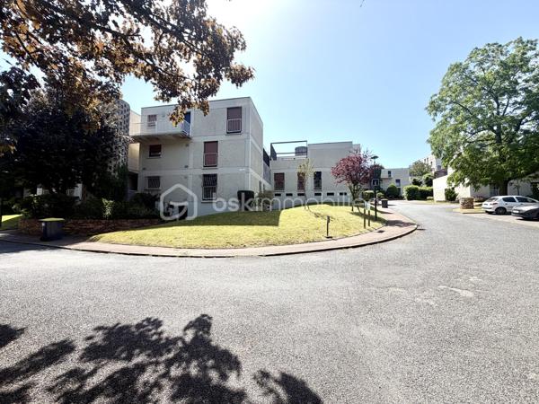 Idéalement situé, au calme, à 10 minutes à pied de toutes les commodités

Au sein de la résidence La Nérac, découvrez ce spacieux T4 de 82 m² en rez-de-chaussée (2 étages), vendu en nue-propriété.

L’appartement se compose d’une entrée desservant une cuisine aménagée et équipée, un séjour double ouvrant sur une terrasse avec pergola, trois chambres, une salle d’eau et un WC séparé. Une cave et une place de stationnement complètent ce bien.

Un investissement à fort potentiel : d’importants travaux ont été votés et intégralement pris en charge par le propriétaire occupant — isolation par l’extérieur, ravalement des façades et réfection des pergolas — sécurisant ainsi la valorisation du bien à long terme. Un rafraîchissement intérieur reste à prévoir pour révéler tout le potentiel de cet appartement.

Conditions de la vente : bouquet unique, sans rente viagère. Propriétaire occupant âgé de 63 ans (espérance de vie de 21 ans).

Conseillère disponible 7 jours / 7
📞 Contactez-moi pour plus d’informations ou organiser une visite.

PS: les images sont générées avec l’aide de l’IA afin de vous aider à vous projeter.