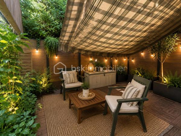 Idéalement situé, au calme, à 10 minutes à pied de toutes les commodités

Au sein de la résidence La Nérac, découvrez ce spacieux T4 de 82 m² en rez-de-chaussée (2 étages), vendu en nue-propriété.

L’appartement se compose d’une entrée desservant une cuisine aménagée et équipée, un séjour double ouvrant sur une terrasse avec pergola, trois chambres, une salle d’eau et un WC séparé. Une cave et une place de stationnement complètent ce bien.

Un investissement à fort potentiel : d’importants travaux ont été votés et intégralement pris en charge par le propriétaire occupant — isolation par l’extérieur, ravalement des façades et réfection des pergolas — sécurisant ainsi la valorisation du bien à long terme. Un rafraîchissement intérieur reste à prévoir pour révéler tout le potentiel de cet appartement.

Conditions de la vente : bouquet unique, sans rente viagère. Propriétaire occupant âgé de 63 ans (espérance de vie de 21 ans).

Conseillère disponible 7 jours / 7
📞 Contactez-moi pour plus d’informations ou organiser une visite.

PS: les images sont générées avec l’aide de l’IA afin de vous aider à vous projeter.