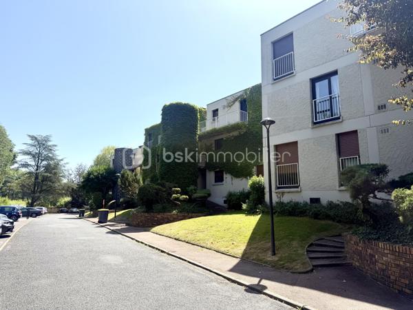 Idéalement situé, au calme, à 10 minutes à pied de toutes les commodités

Au sein de la résidence La Nérac, découvrez ce spacieux T4 de 82 m² en rez-de-chaussée (2 étages), vendu en nue-propriété.

L’appartement se compose d’une entrée desservant une cuisine aménagée et équipée, un séjour double ouvrant sur une terrasse avec pergola, trois chambres, une salle d’eau et un WC séparé. Une cave et une place de stationnement complètent ce bien.

Un investissement à fort potentiel : d’importants travaux ont été votés et intégralement pris en charge par le propriétaire occupant — isolation par l’extérieur, ravalement des façades et réfection des pergolas — sécurisant ainsi la valorisation du bien à long terme. Un rafraîchissement intérieur reste à prévoir pour révéler tout le potentiel de cet appartement.

Conditions de la vente : bouquet unique, sans rente viagère. Propriétaire occupant âgé de 63 ans (espérance de vie de 21 ans).

Conseillère disponible 7 jours / 7
📞 Contactez-moi pour plus d’informations ou organiser une visite.

PS: les images sont générées avec l’aide de l’IA afin de vous aider à vous projeter.
