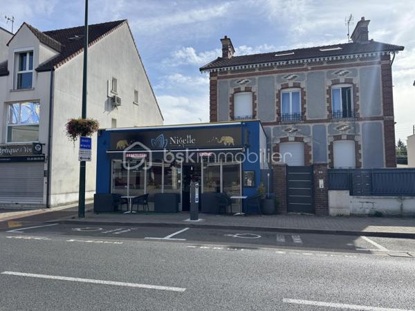 Une belle adresse, un emplacement stratégique et un établissement immédiatement exploitable.

Situé avenue du Général Leclerc à Ozoir-la-Ferrière, cet établissement bénéficie d’un très bel emplacement, véritable atout pour une activité de restauration.

Actuellement exploité en restauration, l’établissement offre une configuration particulièrement intéressante pour la reprise d’une activité de restauration indienne ou le développement d’un nouveau concept. L’activité déclarée comprend également la vente à emporter et le traiteur. Kbis_RASEL.pdf

LES POINTS CLÉS

📍 Emplacement premium – Avenue du Général Leclerc
🍽️ 30 couverts en salle
☀️ Possibilité d’aménager une petite terrasse
🥡 Vente sur place et à emporter
👨‍🍳 Activité traiteur
🇮🇳 Actuellement restauration indienne 
⭐️ Excellents avis sur Tripadvisor et Google
🔑 Établissement actuellement exploité

L’établissement permet ainsi de combiner plusieurs sources d’activité : service en salle, vente à emporter et traiteur, tout en laissant au futur exploitant la possibilité de développer son propre positionnement commercial.

Une opportunité destinée aussi bien à un restaurateur souhaitant reprendre une affaire existante qu’à un professionnel recherchant un emplacement de qualité pour implanter son concept.

Informations financières complémentaires et dossier complet communiqués après qualification du projet. Visites sur rendez-vous afin de préserver la discrétion nécessaire à l’activité.