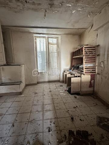 Situé au cœur du secteur historique du Vieux Joigny, cet ensemble immobilier de 6 appartements représente une opportunité rare pour les investisseurs à la recherche d'un projet de rénovation à fort rendement. L'enveloppe extérieure du bâtiment est déjà saine et valorisée, puisque la toiture a été remaniée et le crépi de la façade est récent.
Le bâtiment offre une excellente mixité locative, idéale pour cibler différents profils de locataires :
• Deux studios fonctionnels.
• Deux appartements de type T2, offrant de beaux espaces de vie.
• Deux appartements de type T2 en duplex, apportant un cachet supplémentaire.
En annexe, l'immeuble dispose également de deux grandes caves de 30 m² chacune, un atout précieux pour le stockage ou pour proposer des prestations complémentaires aux locataires.
Un projet de rénovation à forte valeur ajoutée
Des travaux de réhabilitation globale sont à prévoir pour exploiter tout le potentiel de ce bien. Le projet architectural et technique comprendra la réfection des planchers, la mise aux normes de l'électricité ainsi que le réaménagement complet des intérieurs.
Une fois cette rénovation finalisée, l'opération bénéficie d'un excellent positionnement patrimonial, avec une rentabilité brute projetée particulièrement attractive, estimée à un taux minimum de 12 %.
Ce bien s'adresse aux investisseurs avertis ou aux marchands de biens souhaitant développer un patrimoine locatif performant dans un quartier de caractère.
Pour obtenir plus de renseignements, consulter les plans ou planifier une visite sur place, je vous invite à me contacter dès aujourd'hui.