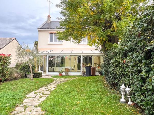 A vendre - Maison familiale de 123 m², 3 chambres, avec jardin sur belle parcelle de 600 m² avec garage et hangar de 115 m²