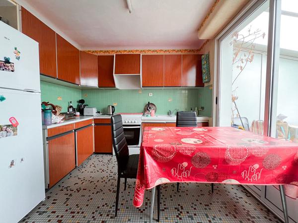 A vendre - Maison familiale de 123 m², 3 chambres, avec jardin sur belle parcelle de 600 m² avec garage et hangar de 115 m²