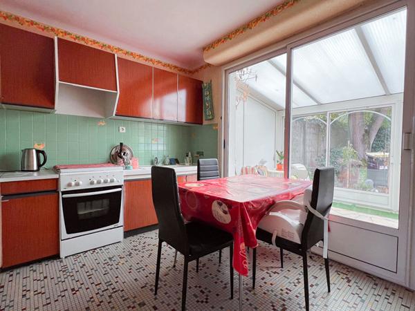 A vendre - Maison familiale de 123 m², 3 chambres, avec jardin sur belle parcelle de 600 m² avec garage et hangar de 115 m²