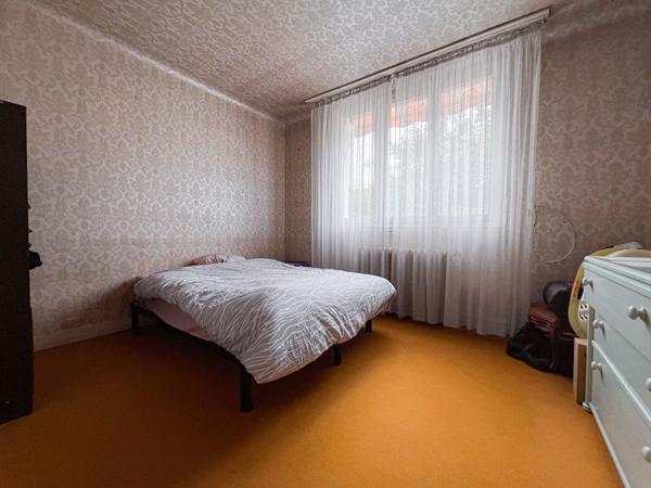 A vendre - Maison familiale de 123 m², 3 chambres, avec jardin sur belle parcelle de 600 m² avec garage et hangar de 115 m²