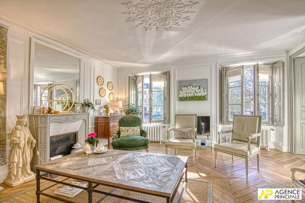 Versailles Notre Dame Place Hoche - Appartement 6 pièces 152.94m² au sol (150.69m² carrez) situé au premier étage €1 570 000 ** - Référence 27640
