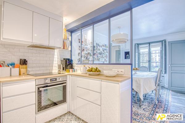 Versailles Notre Dame Place Hoche - Appartement 6 pièces 152.94m² au sol (150.69m² carrez) situé au premier étage €1 570 000 ** - Référence 27640