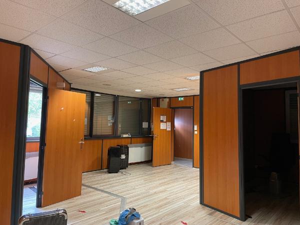 Bureaux à vendre d'une superficie de 135 m2 environ en rez-de-chaussée avec accès PMR à Soissons. Disponible immédiatement.
