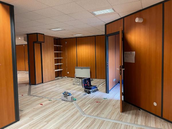 Bureaux à vendre d'une superficie de 135 m2 environ en rez-de-chaussée avec accès PMR à Soissons. Disponible immédiatement.
