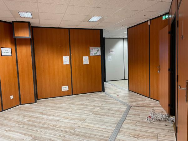 Bureaux à vendre d'une superficie de 135 m2 environ en rez-de-chaussée avec accès PMR à Soissons. Disponible immédiatement.
