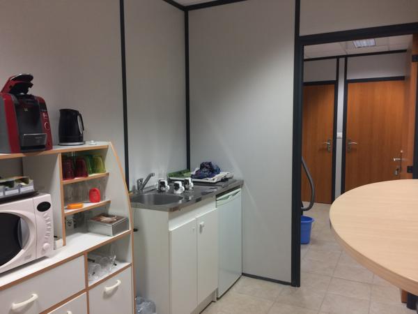 Bureaux à vendre d'une superficie de 135 m2 environ en rez-de-chaussée avec accès PMR à Soissons. Disponible immédiatement.