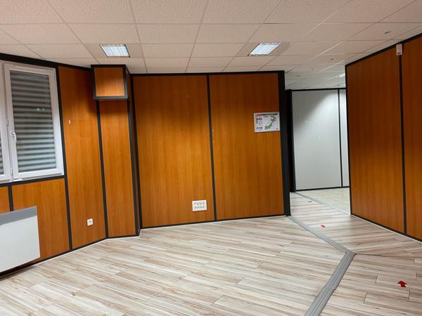 Bureaux à vendre d'une superficie de 135 m2 environ en rez-de-chaussée avec accès PMR à Soissons. Disponible immédiatement.