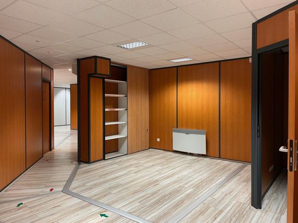 Bureaux à vendre d'une superficie de 135 m2 environ en rez-de-chaussée avec accès PMR à Soissons. Disponible immédiatement.