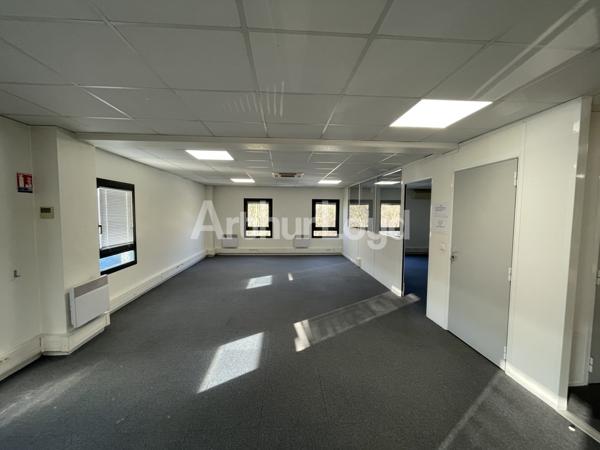Immeuble mixte à louer à Wasquehal bureaux et stockage emplacement stratégique